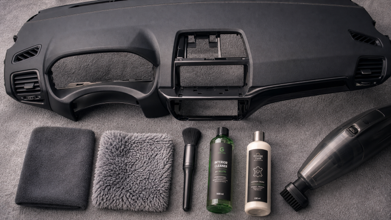 Comment nettoyer un tableau de bord de voiture : chiffons et produits de nettoyage.