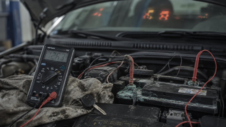Voiture ne démarre pas mais radio fonctionne : 5 signes pour distinguer batterie, cosses et démarreur Voiture ne démarre pas mais radio fonctionne : test batterie et cosses au multimètre