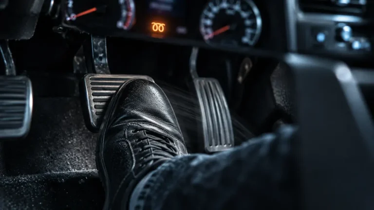 Comment demarrer la voiture en point mort en côte, pédales et embrayage